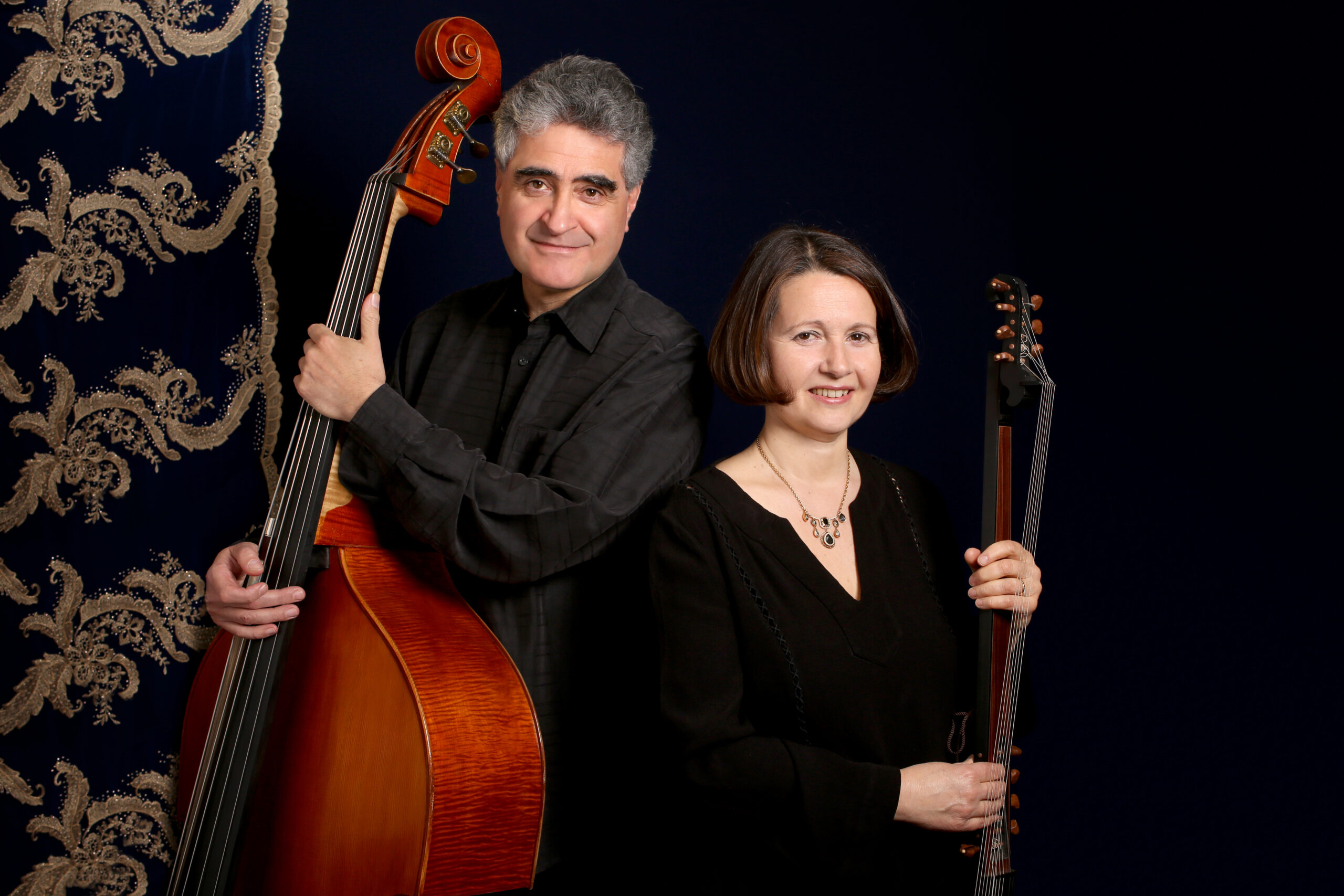 Das Duo farangi (Renaud Garcia-Fons und Claire Antonini) vor schwarzem Hintergrund
